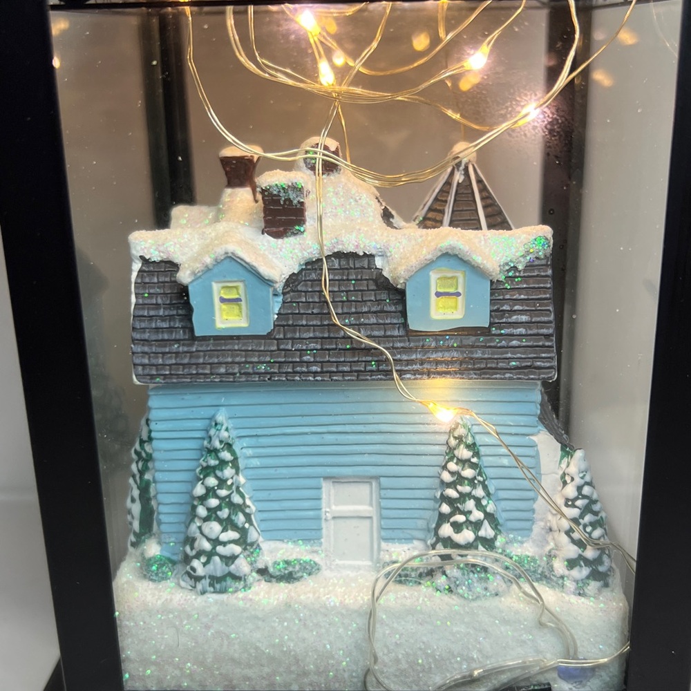 Thomas Kinkade Christmas Lantern "Love" Illuminated Lantern House - Picture 4 of 10
